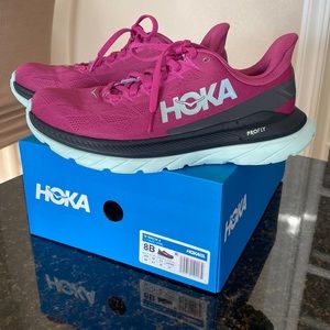 HOKA W MACH 4